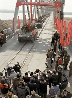 2015. 15 февраля. афган, афганистан, война, афганская, годовщина. фото, фотографии, лямцино, никольский храм, домодедово, подмосковье, афганцы, 15 февраля 1989 - окончание вывода войск из Афганистана. В декабре 1979 года по мосту через реку Амударья в Афганистан входили спешно сформированные части ограниченного контингента советских войск, как лукаво назвал 40-ю армию министр обороны Д.Ф. Устинов. Тогда мало кто понимал, с какой целью идут за речку войска, с кем им предстоит воевать и как долго продлится эта интернациональная миссия.

Получают мальчики повестки,
И уходят мальчики служить.
Есть обязанность у них такая:
От врага Отчизну защитить.


Матери сынов провожают
И наказы им дают,
Расцелуют крепко, перекрестят
И по-бабьи жалобно всплакнут.

А отцы, махнув по рюмке «горькой»,
Зная, как тяжел солдата путь,
Говорят, сжимая крепко руку:
«Ты, сынок, писать не позабудь».

Юноши России присягают,
Клятву перед знаменем дают.
Юноши пока еще не знают,
Что домой они не все придут.








Более 20 лет назад закончилась десятилетняя война в Афганистане. Эти события сыграли существенную роль в истории нашей Родины. А знание истории необходимо, так как тот, кто не знает прошлого, осужден на повторение пройденных человечеством ошибок. 

Впервые вопрос о вводе наших войск в Афганистан был поставлен на повестку дня 15 марта 1979 года, когда вспыхнул антиправительственный мятеж населения в Герате. Афганские руководители не раз обращались к правительству СССР с просьбой оказать военную помощь путем ввода советских войск на территорию Демократической Республики Афганистан (ДРА), в чем на протяжении всего 1979 года получали решительный отказ, полагая, что афганцы должны сами разрешить свои проблемы. И всё-таки решение о вводе ограниченного контингента войск на территорию южного соседа было принято. Наше правительство надеялось, что ввод войск будет носить кратковременный характер.

Официально провозглашенная главная цель советского военного присутствия в ДРА формулировалась однозначно – оказание помощи в стабилизации обстановки и отражении возможной агрессии извне. Им предписывалось защищать местное население от банд, а также распределять продовольствие, горючее и предметы первой необходимости.

25 декабря 1979 года в 15.00 начался ввод ограниченного контингента советских войск на территорию Афганистана, через Кушку – на Герат и Кандагар, а дальше на Кабул.



В ночь на 27 декабря 1979 года специальные группы КГБ СССР «Зенит » и «Гром», образованные на время операции в Афганистане из сотрудников «Альфа» вместе со спецназом Главного разведывательного управления взяли штурмом президентский дворец на окраине Кабула. Вся операция «Шторм-333» длилась не более 20 минут, кроме дворца были захвачены ещё 17 объектов в Кабуле.

На следующее утро в Кабул стали прибывать советские войска. Так началась десятилетняя Афганская война…

Всего лишь час до вылета нам дан,
Всего лишь час последней передышки.
Сказали нам: летим в Афганистан.
В Кабул летят вчерашние мальчишки.
Сегодня мы не пишем не строки.
И, куполам свою судьбу доверив,
Опустимся в афганские пески,
И сапогами скалы будем мерить…






Мальчишки…которые знали о войне понаслышке. И вдруг попали в самое пекло. Их всюду подстерегала опасность, смерть. Вдали от отчего дома они враз повзрослели. Сжимались в тоске и надежде сердца их родных. Доля ждать и надеяться едва ли легче солдатской.

Все погибшие воины-афганцы посмертно награждены орденами и медалями. На домах, где они жили, и на школах, где они учились, висят мемориальные доски. Добродушные улыбки сияют на их мраморных лицах, как бы говоря последующим поколениям: «Люди! Мы не мертвые, мы живые! Живите и радуйтесь миру на земле, но не забывайте о нас, Погибших на чужой земле, под жарким небом Афгана! Ведь мы так хотели жить в свои 19-20 лет! Мы очень любили жизнь! Мы верим, что будем жить в вашей памяти! Молодость - прекрасный период в жизни каждого человека! Именно вам - молодым мы передаем всю ответственность за нашу Родину!». Тяжелейшим итогом афганской войны является гибель наших солдат и офицеров. Убито и умерло от ран и болезней 13 833 военнослужащих. Тяжелыми болезнями поражено более 150 тысяч солдат и офицеров. Во время вывода советских войск из Афганистана были эвакуированы на Родину все обелиски, которые были установлены на местах гибели солдат и офицеров 40-й армии.

14 апреля 1988 г. министры иностранных дел Афганистана, Пакистана, Советского Союза и США подписали в Женеве пять документов по политическому урегулированию положения вокруг Афганистана. Согласно Женевским соглашениям, вступавшим в силу через месяц, советские войска должны были покинуть территорию Афганистана через девять месяцев.

Первый вывод наших войск состоялся в июне-июле 1980 г. В 1983 г. на территорию Советского Союза возвращено еще несколько подразделений. Крупномасштабный вывод советских войск из Афганистана был проведен в три этапа. Первый – октябрь 1986 года. Второй – 15 мая 1988 года. Третий – 15 февраля 1989 года. С территории Афганистана войска уходили в боевой обстановке. 